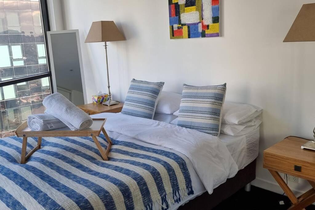 17 Floor Waterfront Docklands 2br 2car *