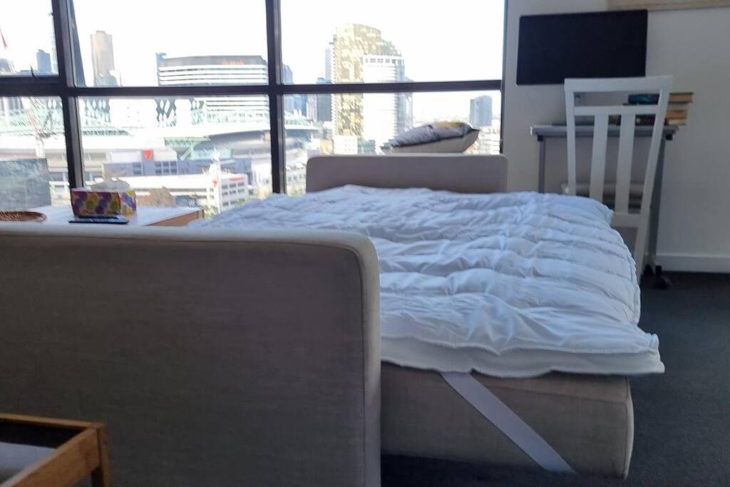 17 Floor Waterfront Docklands 2br 2car Apartment *