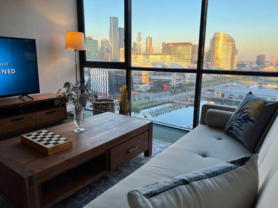 17 Floor Waterfront Docklands 2br 2car
