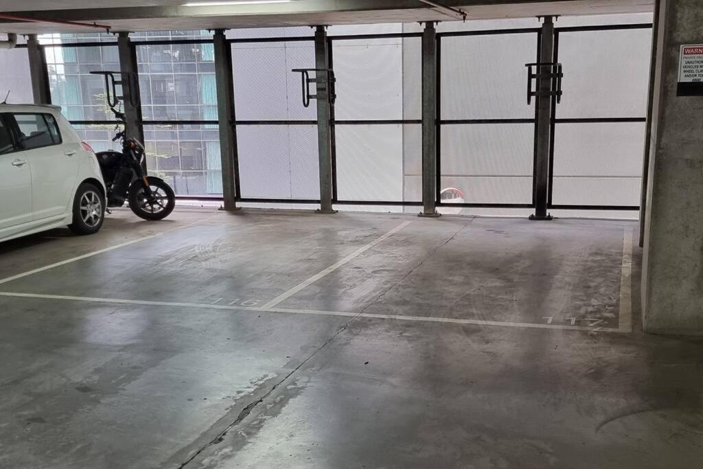 17 Floor Waterfront Docklands 2br 2car *