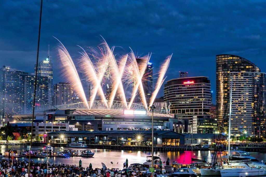 Apartment 17 Floor Waterfront Docklands 2br 2car *