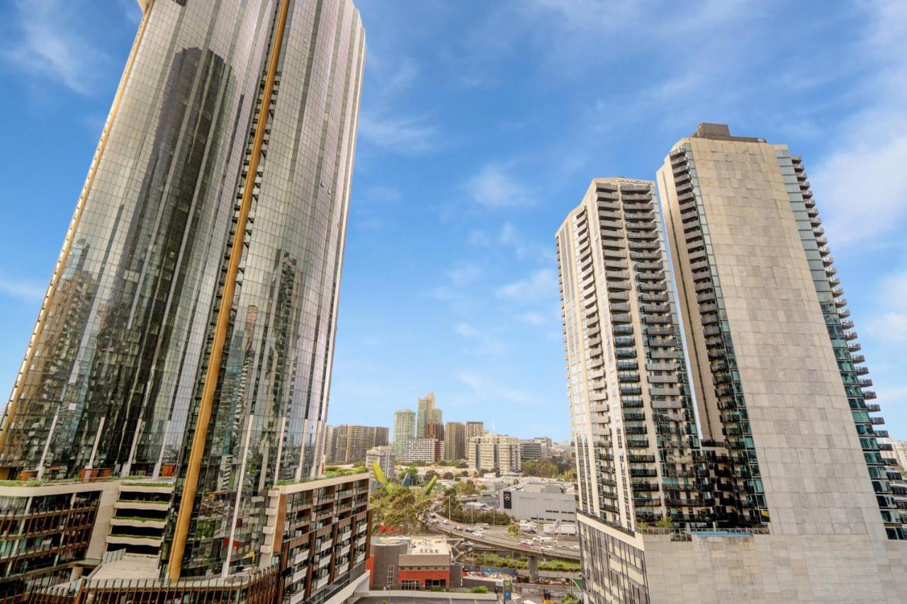 2 Bedroom Cbd Living With Pool, Gym & Tennis Court *