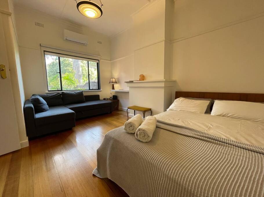 2 Bedroom Art Deco Light Filled *