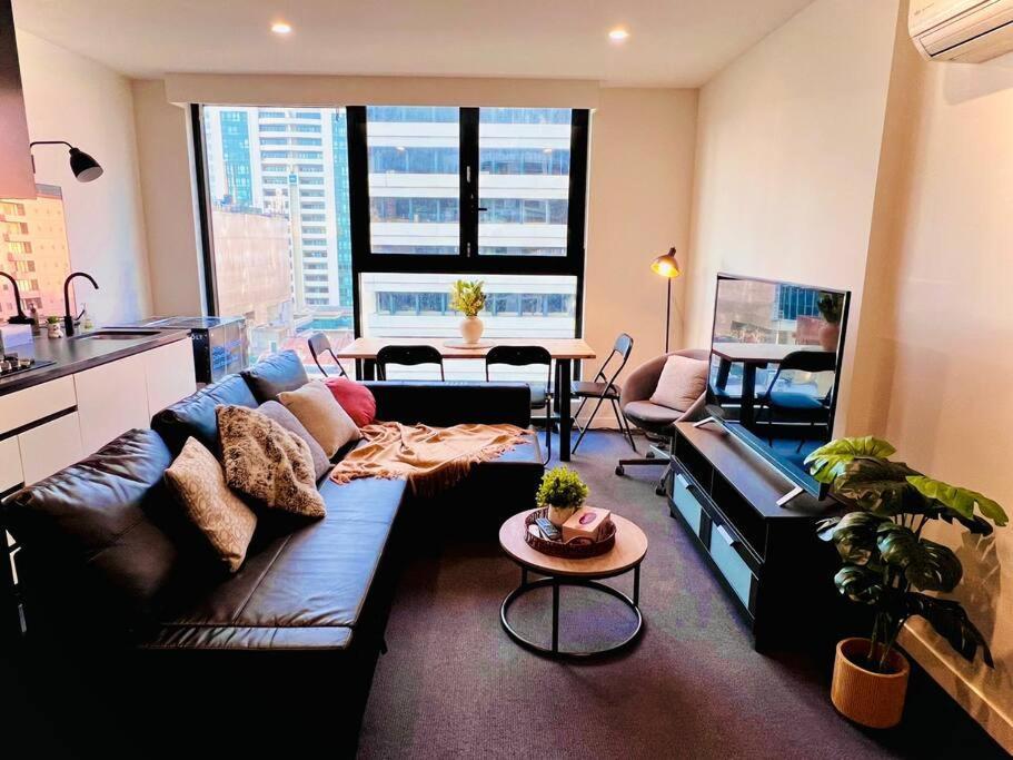 Comfort Living 2 Bedroom In Heart Of Cbd Apartment