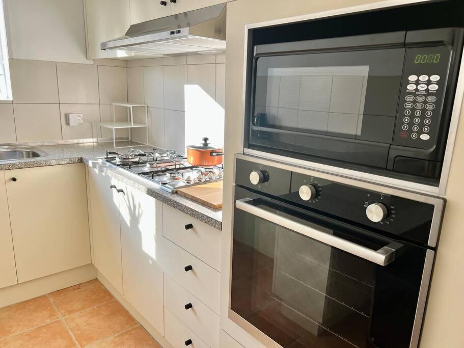Large Two Bedroom In Glen Iris