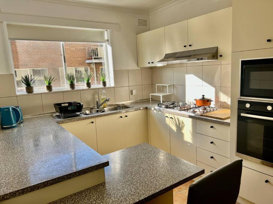Large Two Bedroom In Glen Iris Apartment