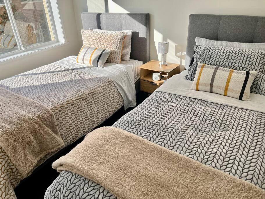 Large Two Bedroom In Glen Iris *