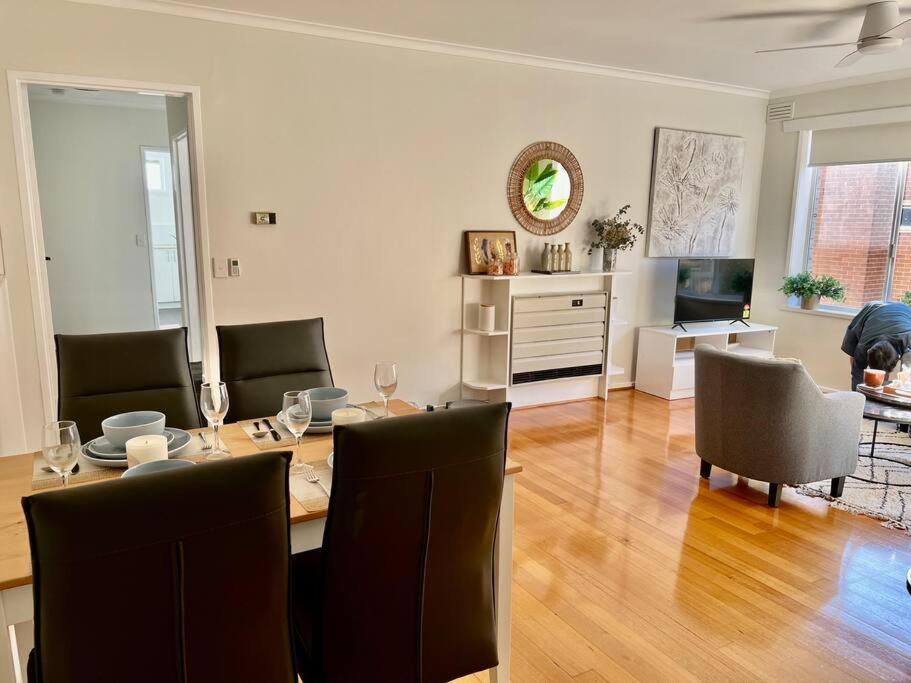 Large Two Bedroom In Glen Iris *