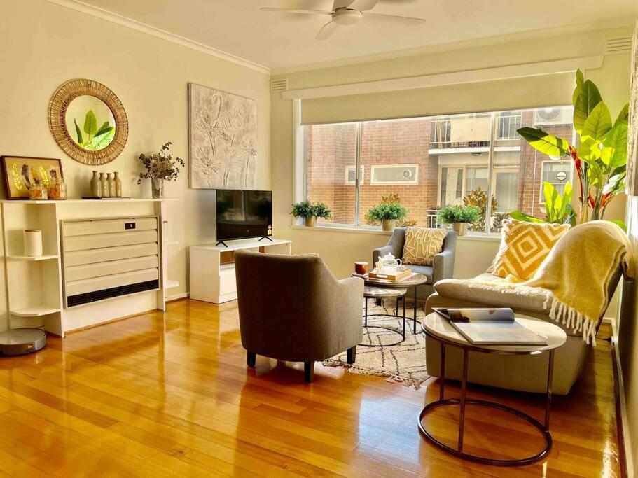 Large Two Bedroom In Glen Iris * Melbourne
