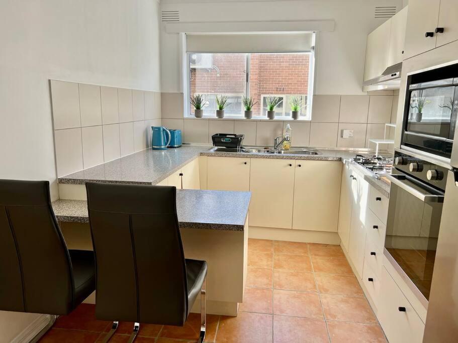 Large Two Bedroom In Glen Iris Apartment Melbourne
