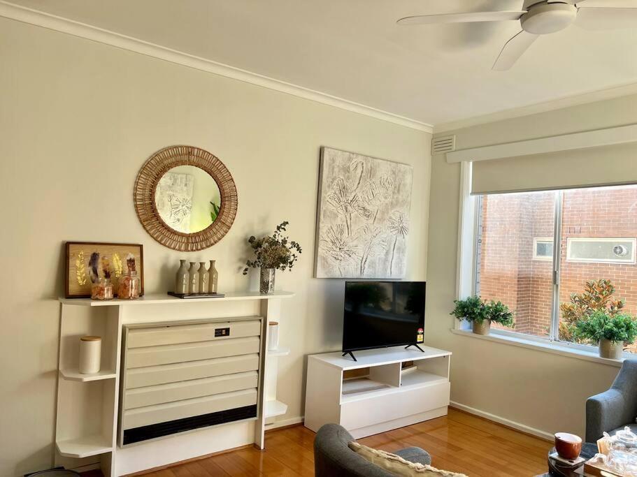 Large Two Bedroom In Glen Iris *