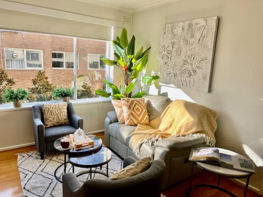 Large Two Bedroom In Glen Iris *