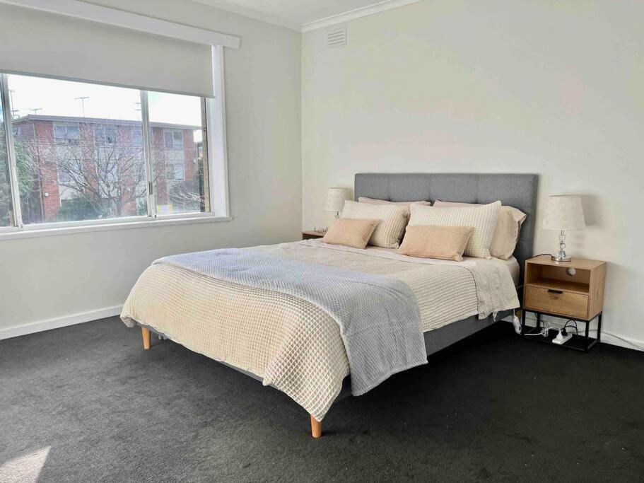 Apartment Large Two Bedroom In Glen Iris Melbourne