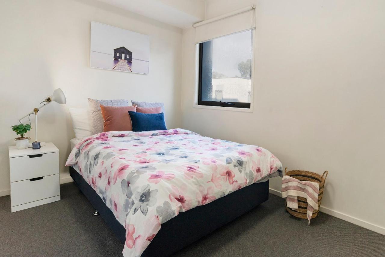A Comfy & Cozy 2br Near Flemington Races Apartment *
