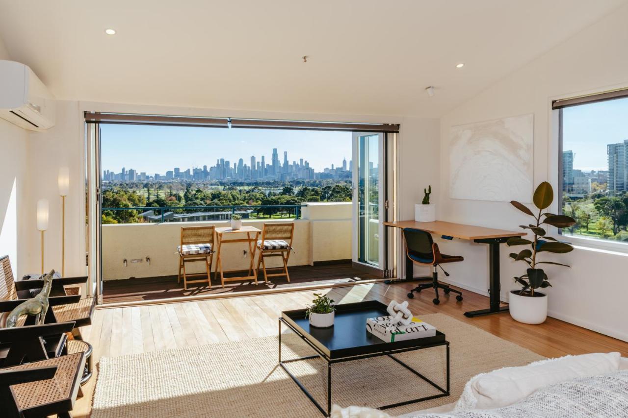 Spectacular Views Over Park Melbourne