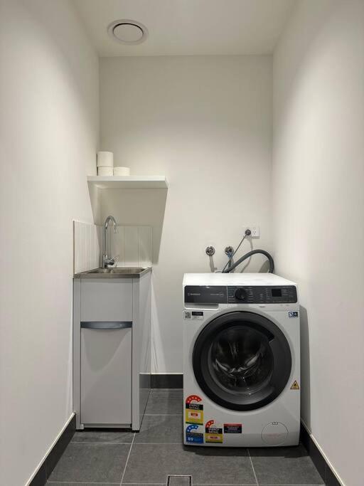 Free Tram Zone, New 2 Beds Apartment, Loft Design Melbourne
