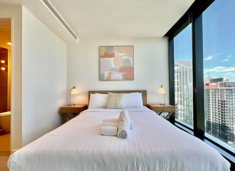 Highrise Location 2 Bedrooms & 2 Bathrooms Apartment