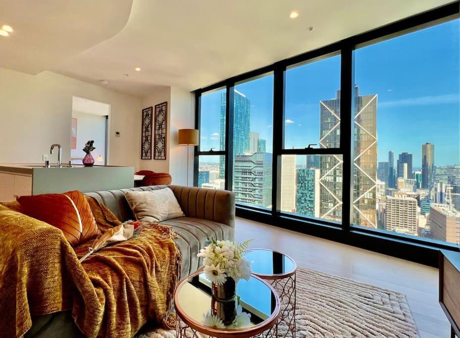 Apartment Highrise Location 2 Bedrooms & 2 Bathrooms *