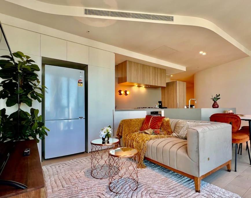 Highrise Location 2 Bedrooms & 2 Bathrooms Apartment *