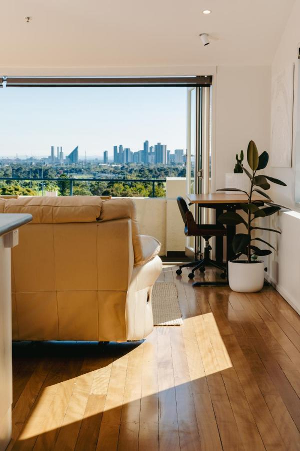 Spectacular Views Over Park Apartment Melbourne
