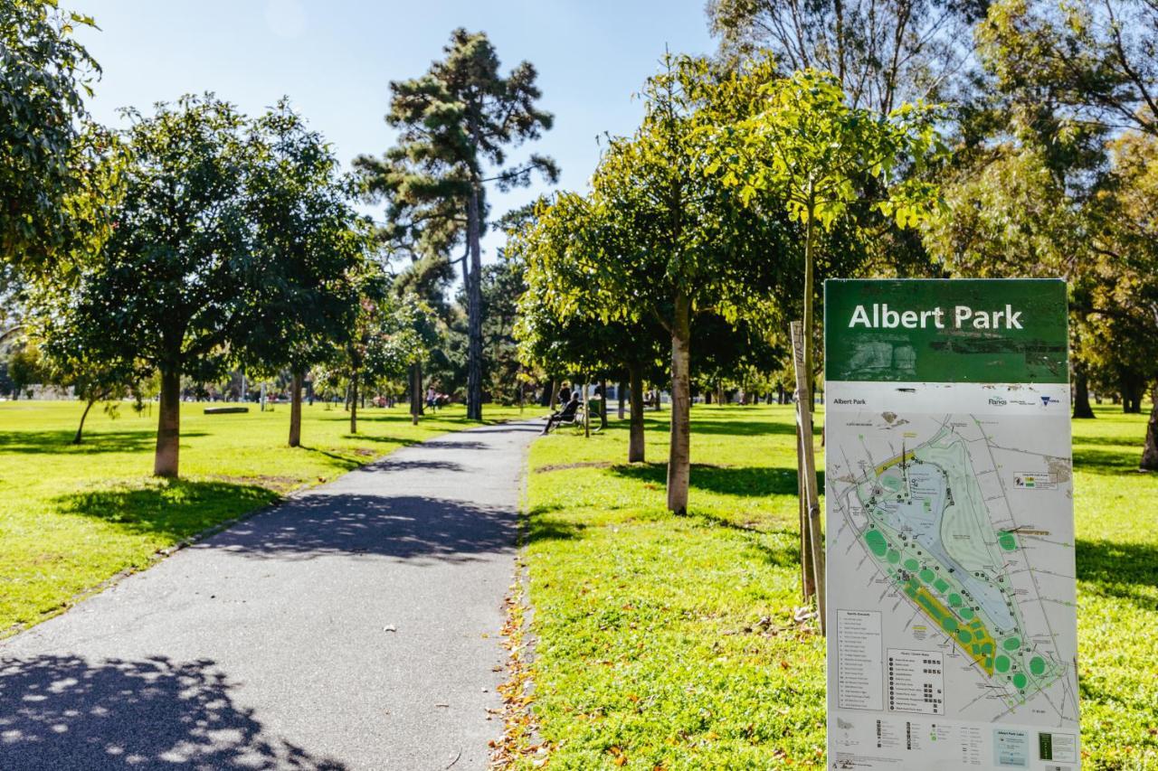 Spectacular Views Over Park Melbourne