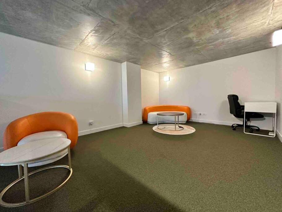 Free Tram Zone, New 2 Beds Apartment, Loft Design * Melbourne