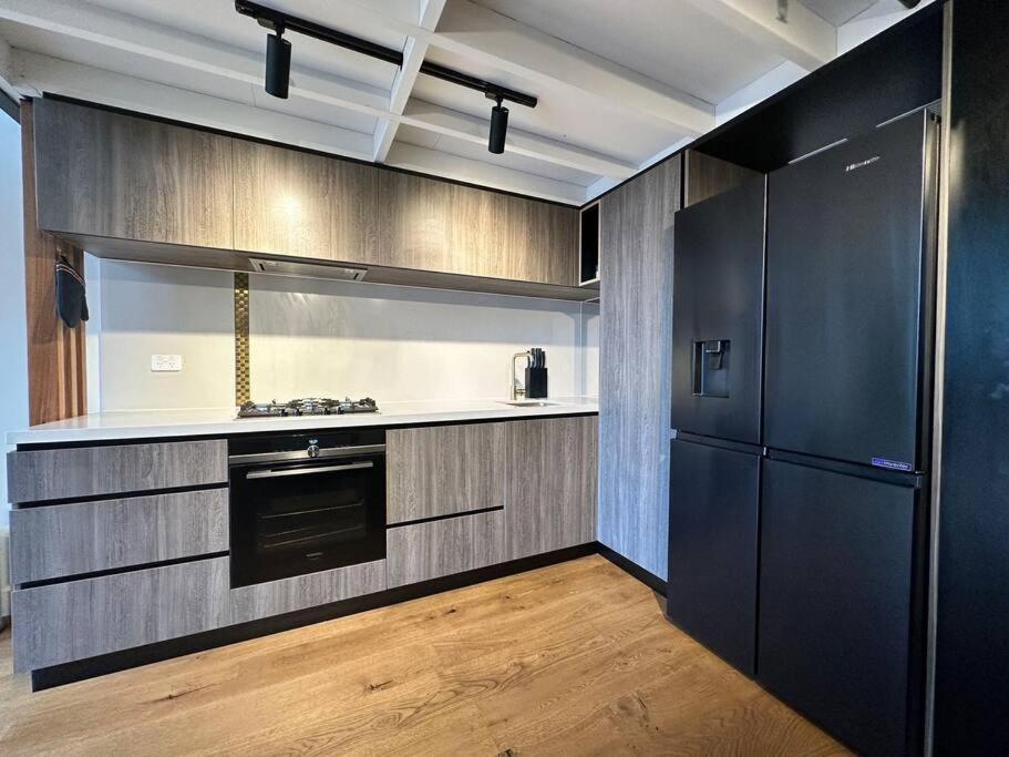 Apartment Free Tram Zone, New 2 Beds Apartment, Loft Design *