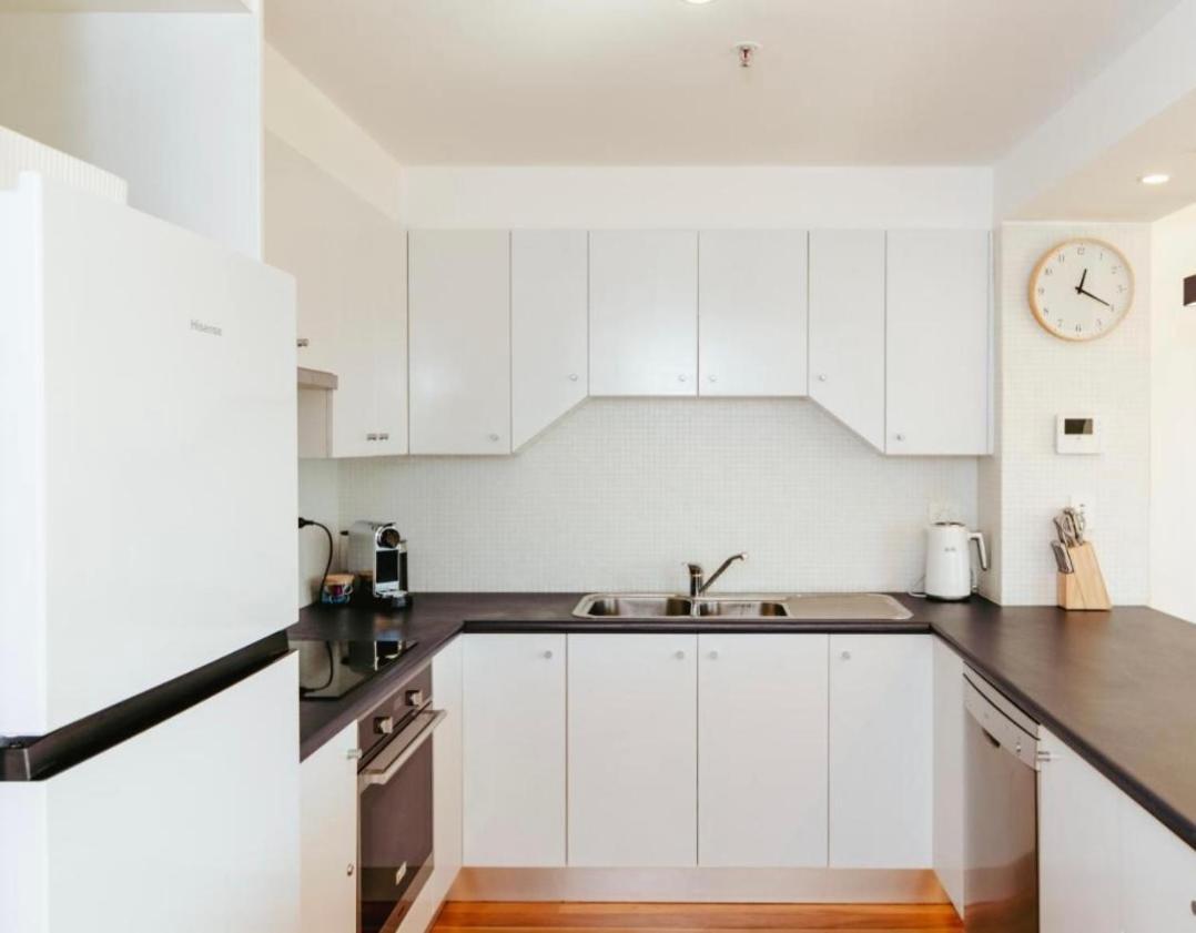Spectacular Views Over Park Apartment Melbourne