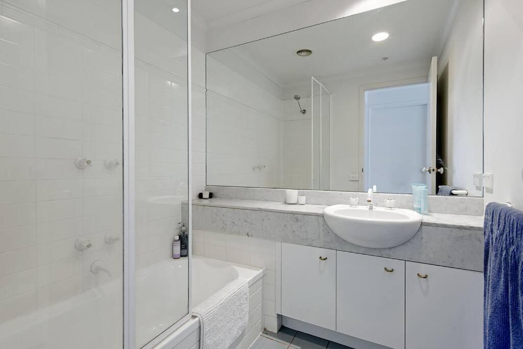 Spacious Minutes From The Cbd Apartment Melbourne