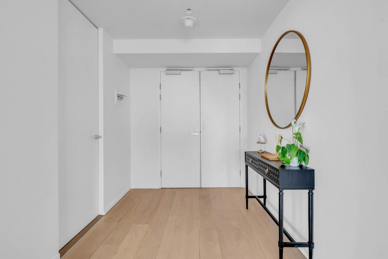 Luxe Panoramic 3 Bedroom Penthouse With Onsite Parking Apartment *