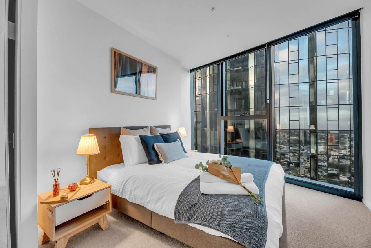Luxe Panoramic 3 Bedroom Penthouse With Onsite Parking *
