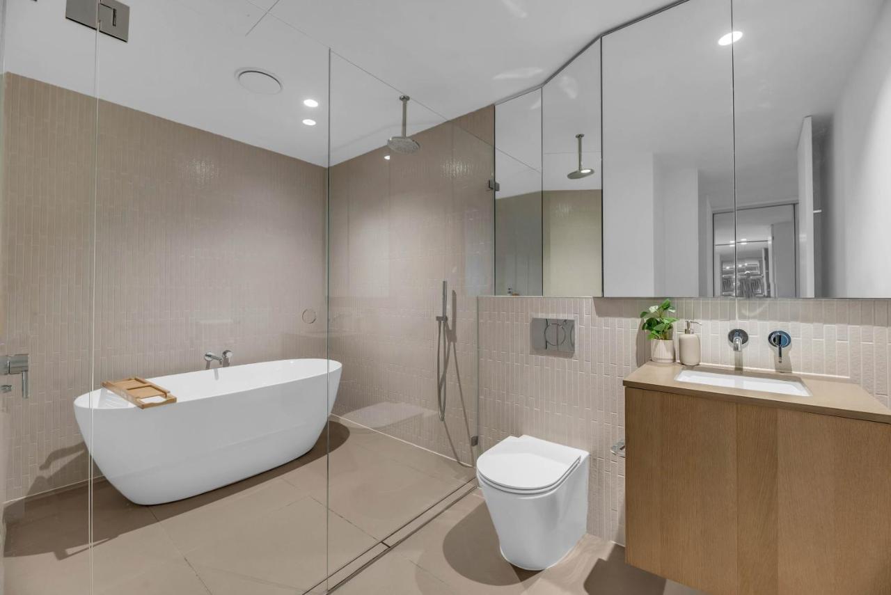 Apartment Luxe Panoramic 3 Bedroom Penthouse With Onsite Parking *