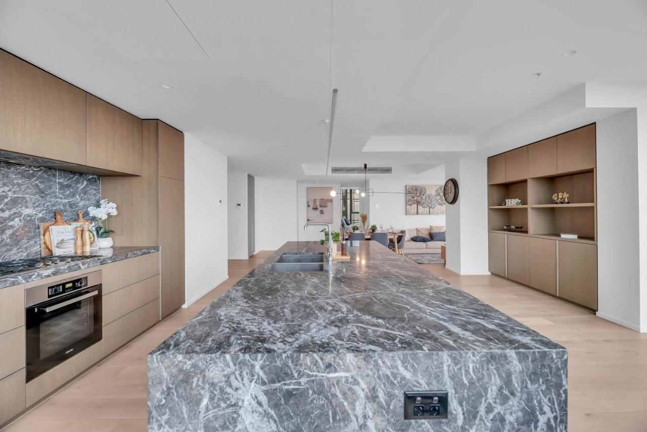 Luxe Panoramic 3 Bedroom Penthouse With Onsite Parking Apartment