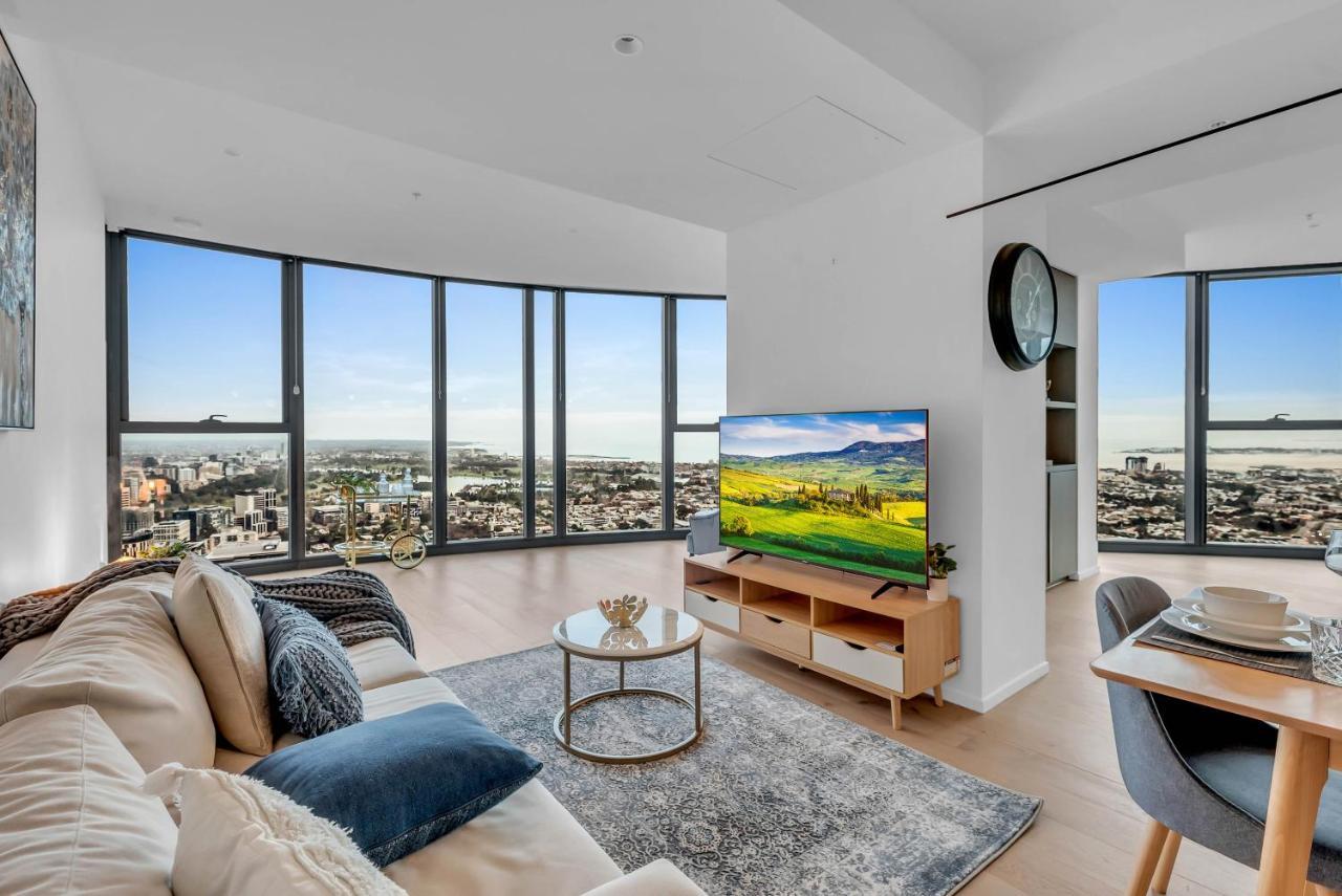 Apartment Luxe Panoramic 3 Bedroom Penthouse With Onsite Parking *