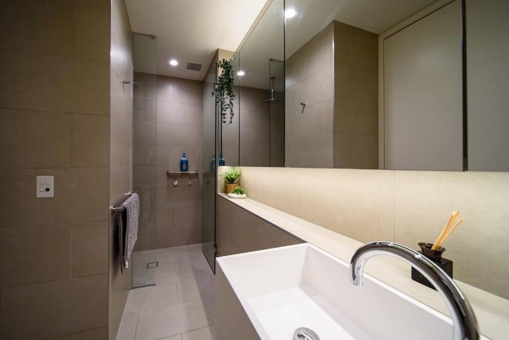 Elegant 3 Brsapt With 2 Small Car Space *