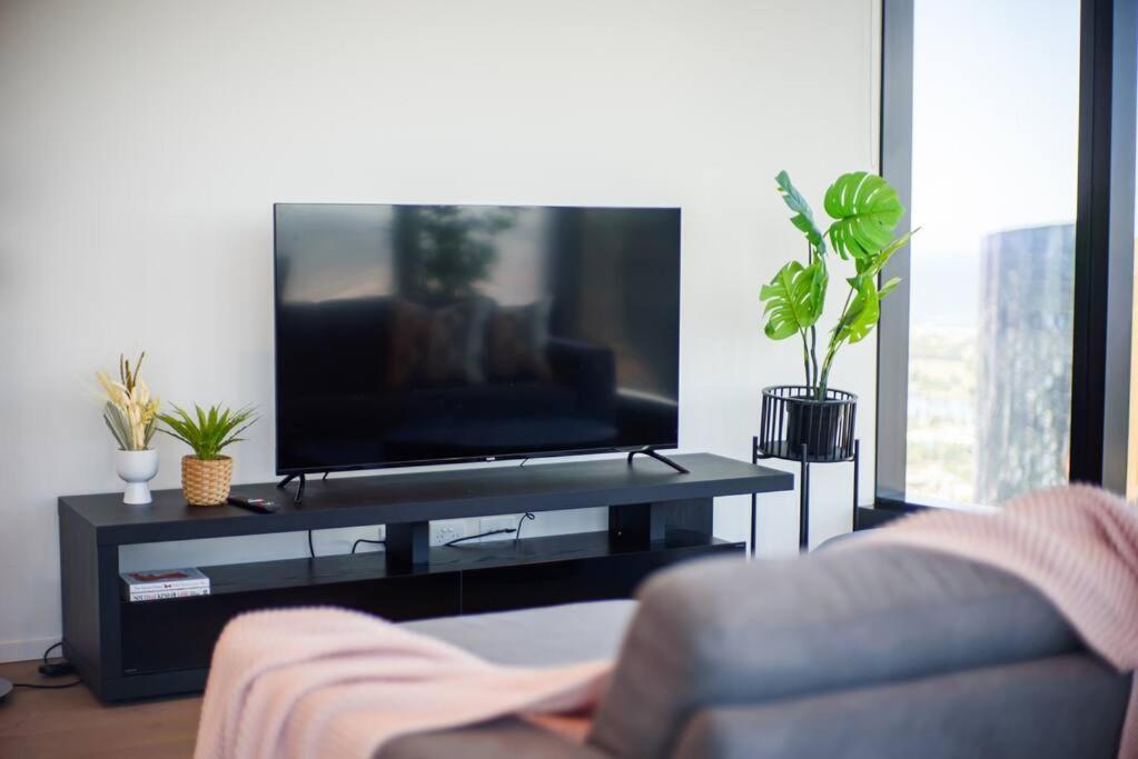 Apartment Elegant 3 Brsapt With 2 Small Car Space *