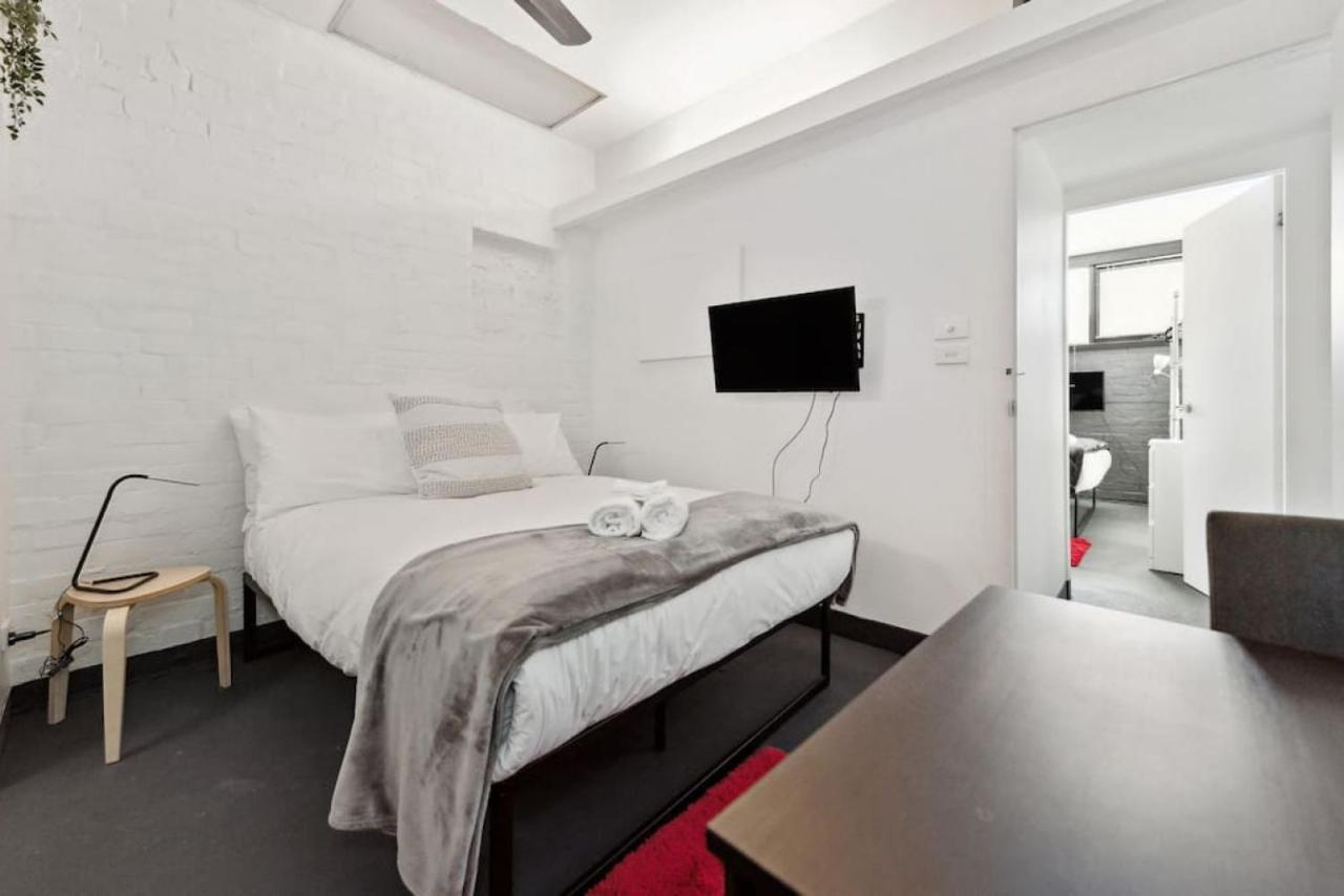 Conveniently Located 6 Bedroom Unit *