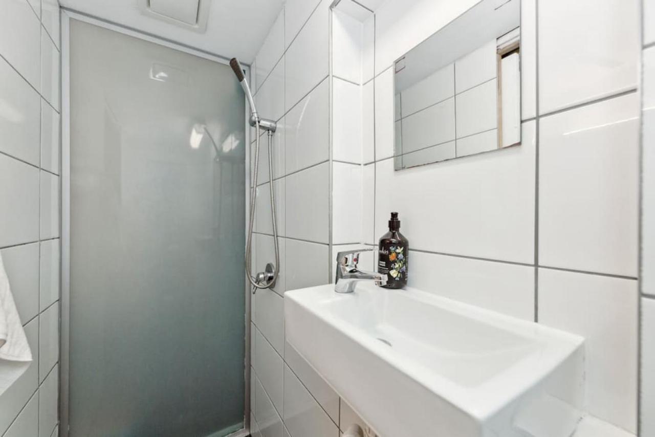 Apartment Conveniently Located 6 Bedroom Unit