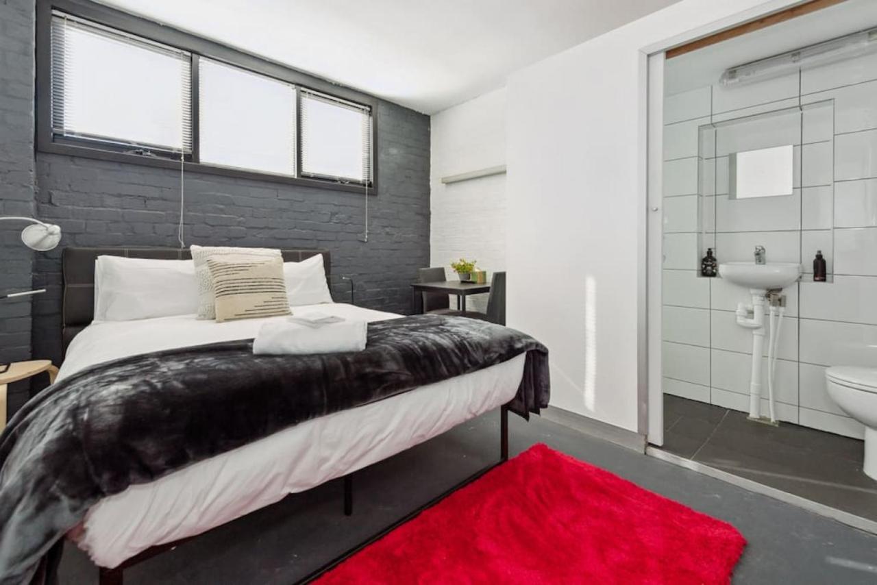 Conveniently Located 6 Bedroom Unit Apartment *