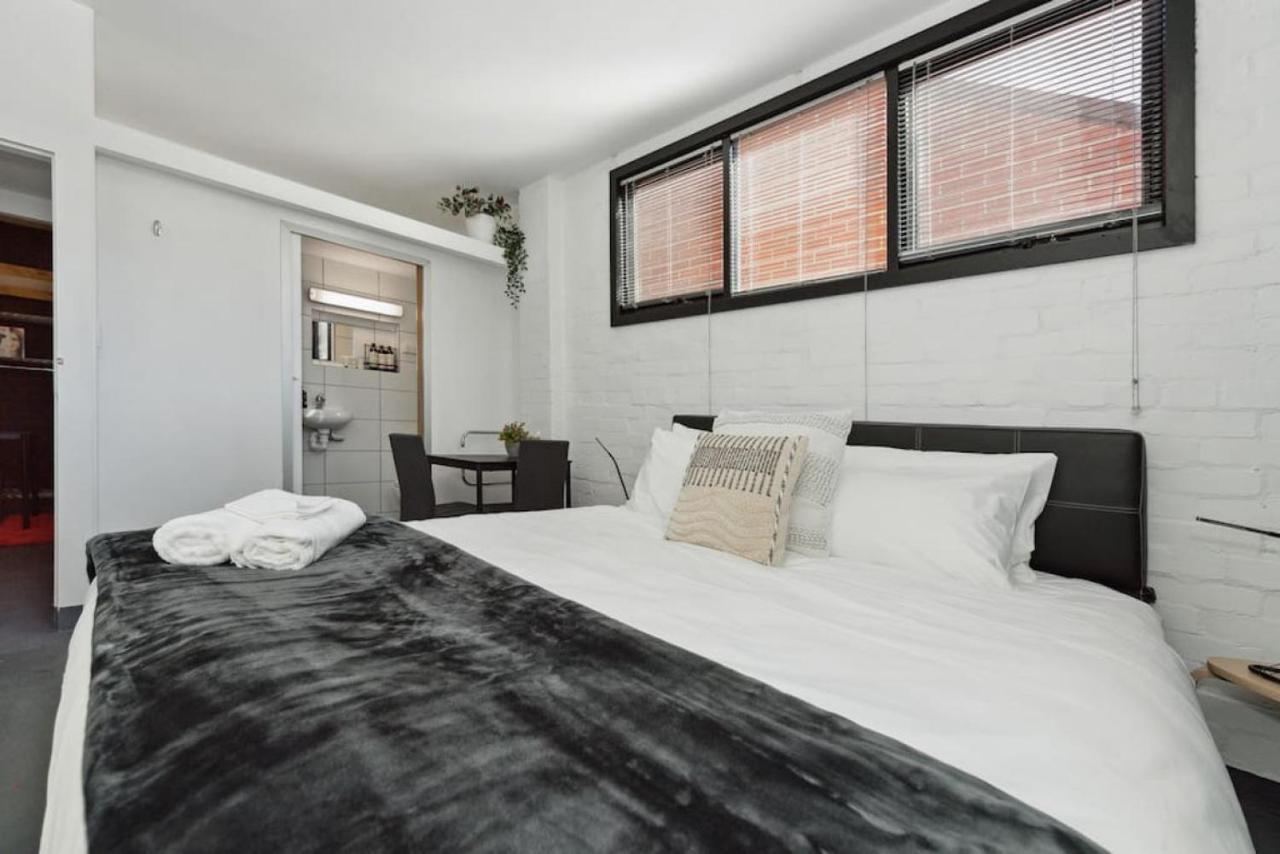 Conveniently Located 6 Bedroom Unit * Melbourne