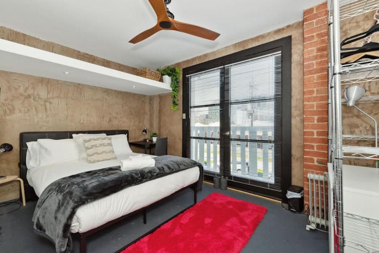 Conveniently Located 6 Bedroom Unit Melbourne