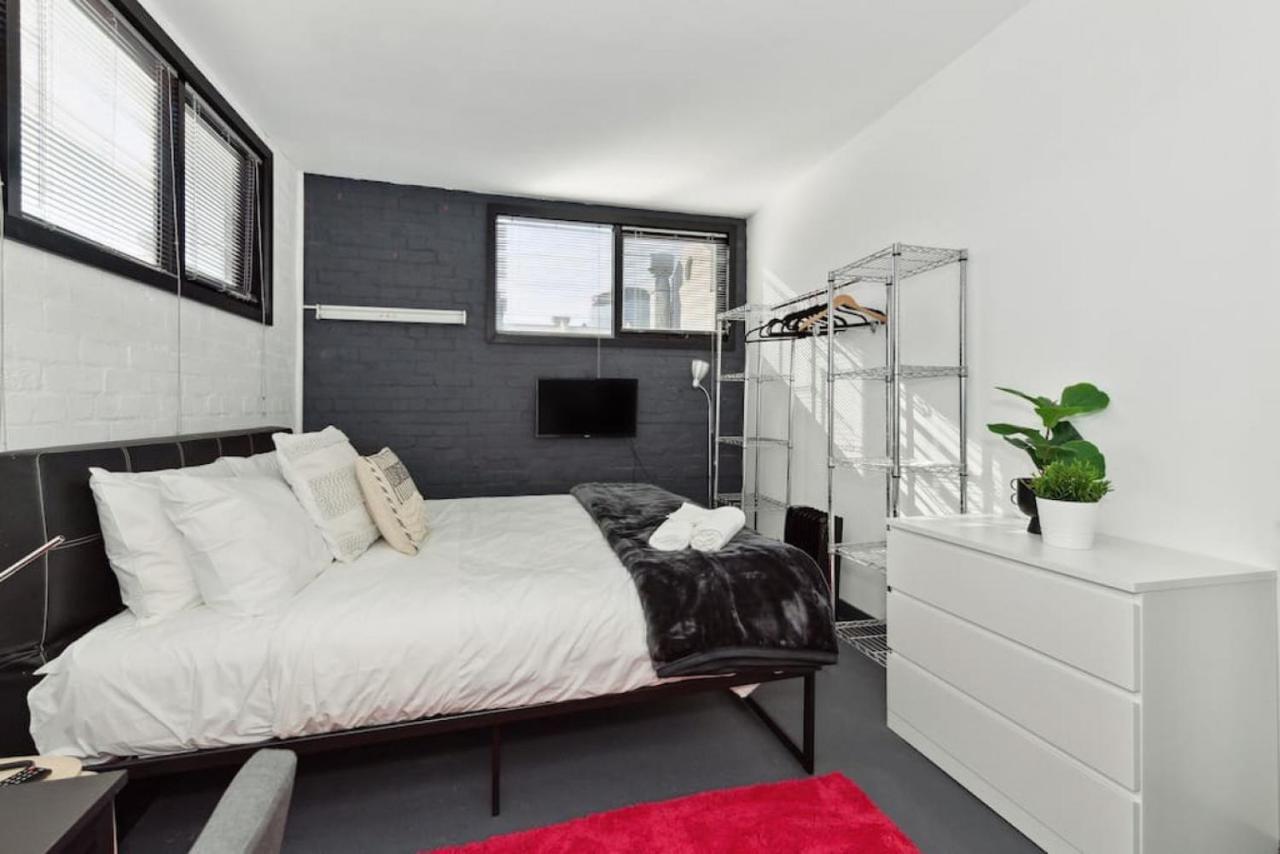 Conveniently Located 6 Bedroom Unit Apartment