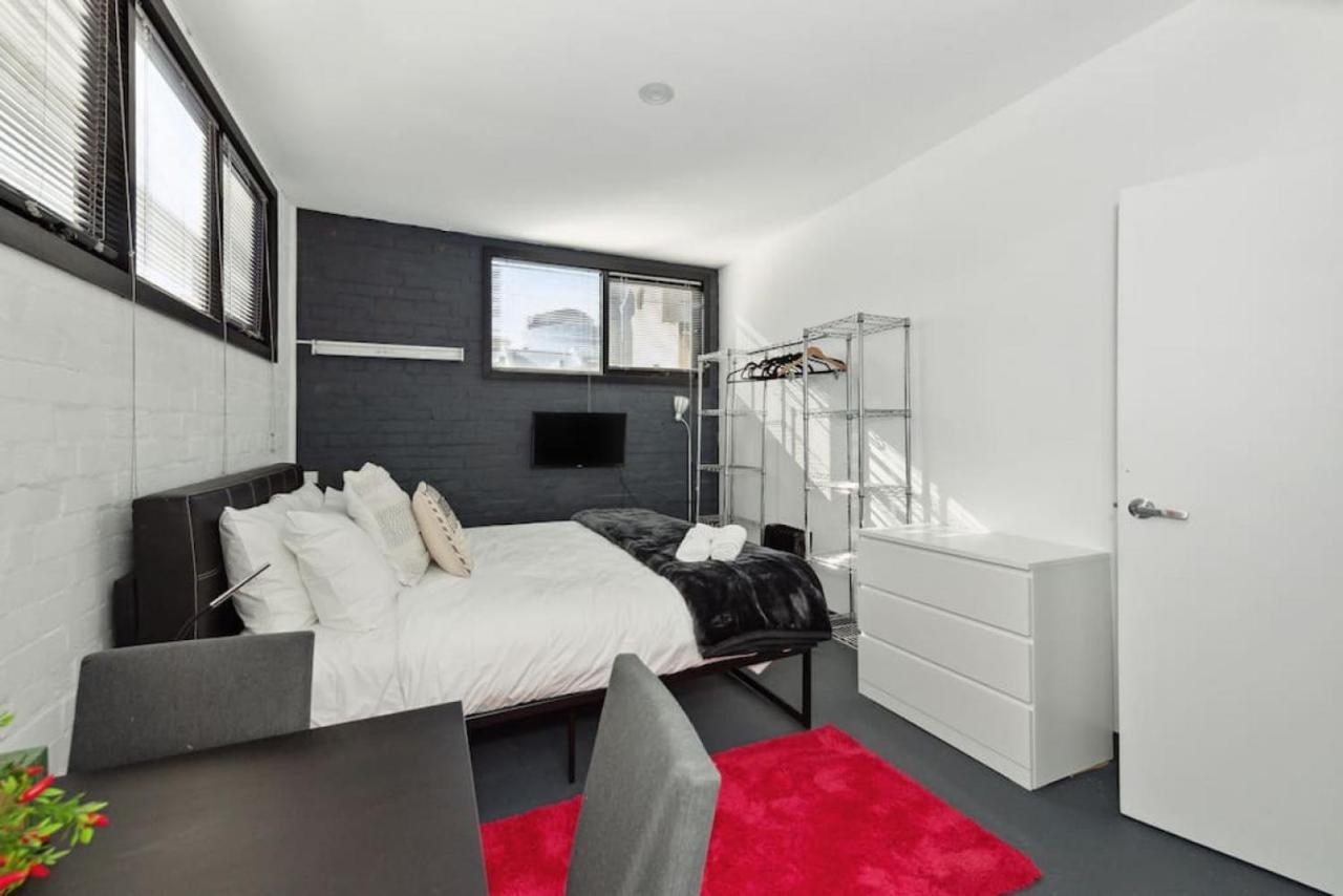 Conveniently Located 6 Bedroom Unit *