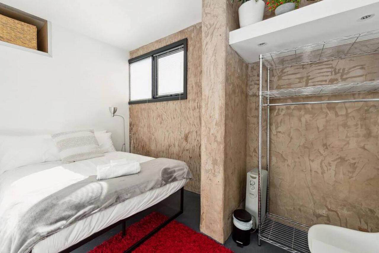 Conveniently Located 6 Bedroom Unit