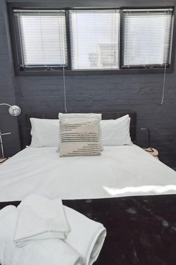 Conveniently Located 6 Bedroom Unit Apartment *