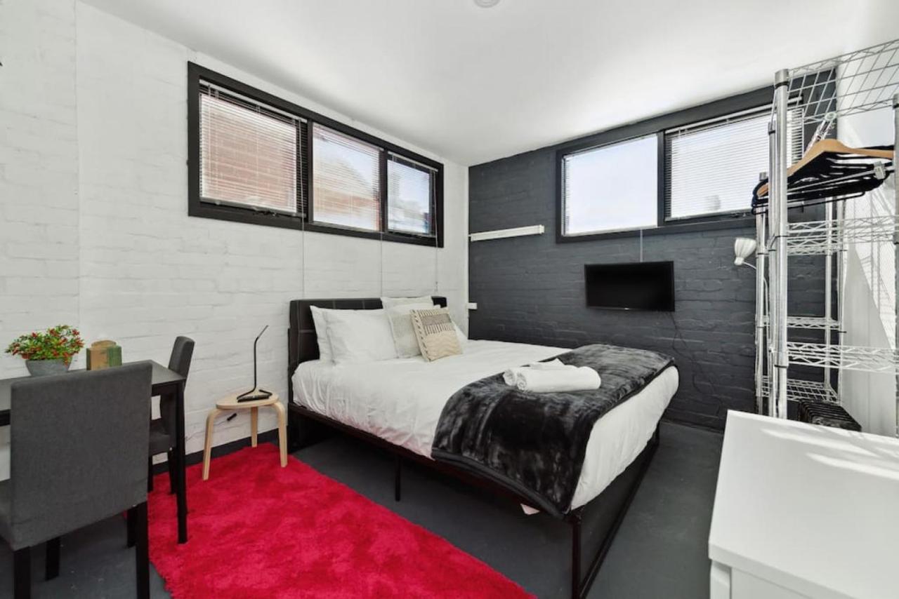 Apartment Conveniently Located 6 Bedroom Unit Melbourne