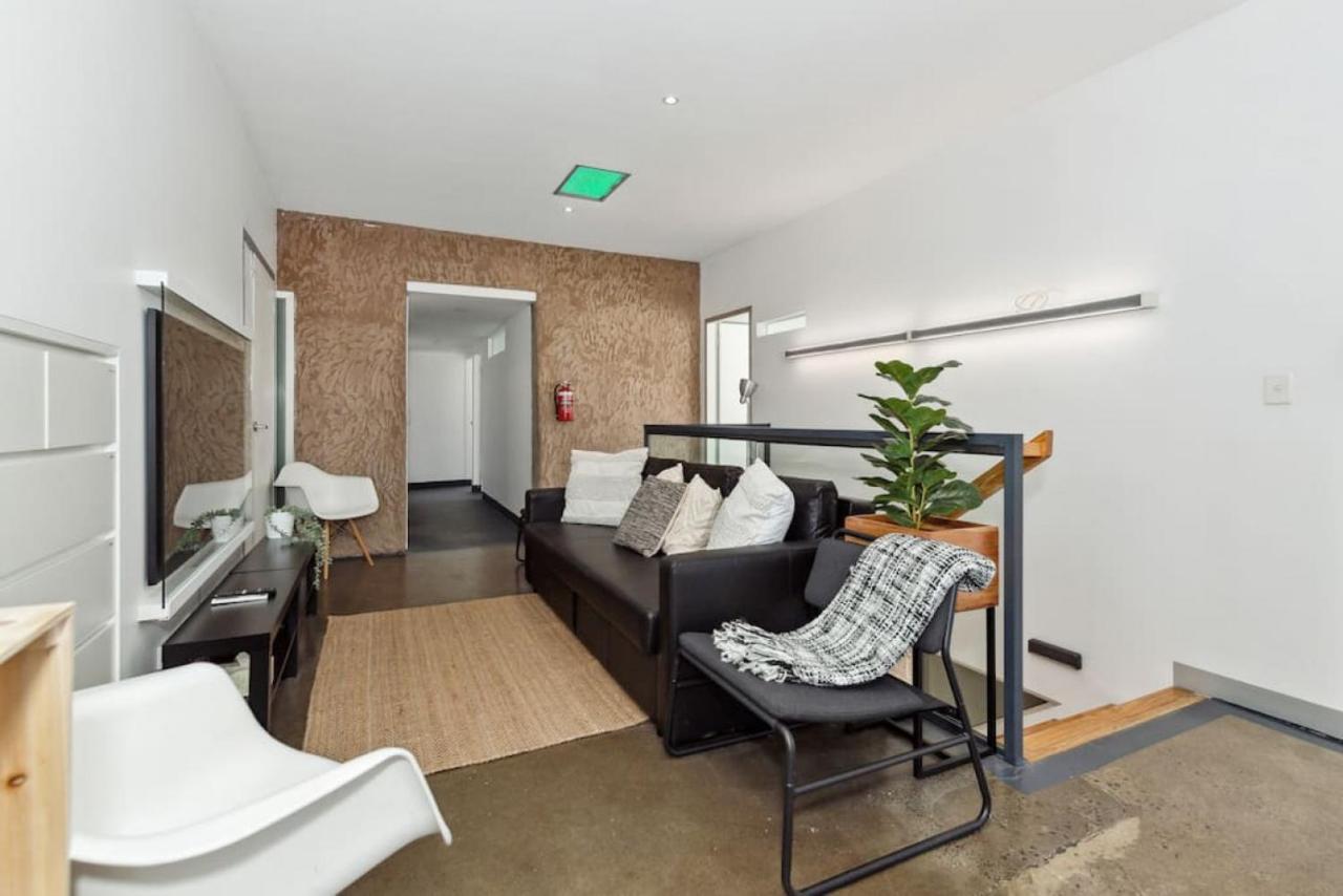Conveniently Located 6 Bedroom Unit Apartment *