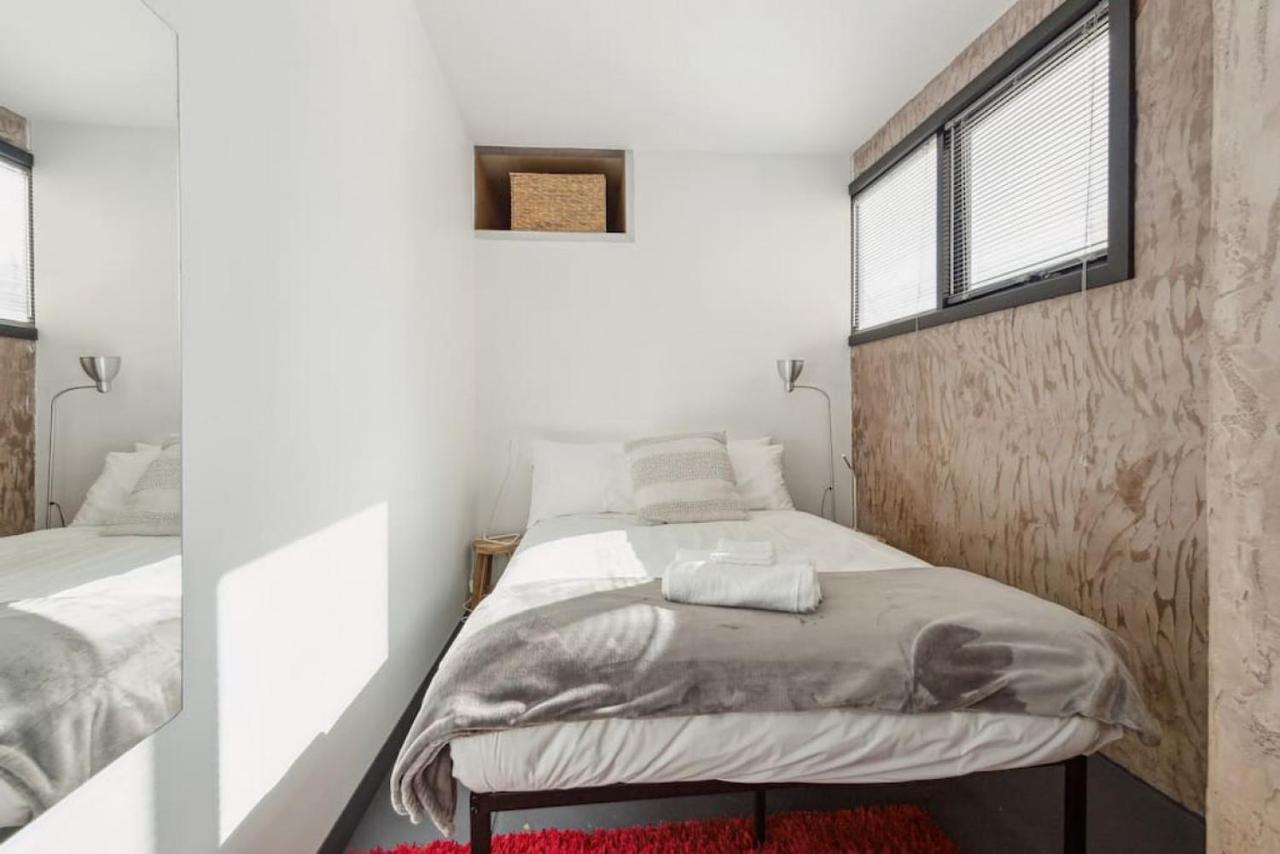 Conveniently Located 6 Bedroom Unit * Melbourne