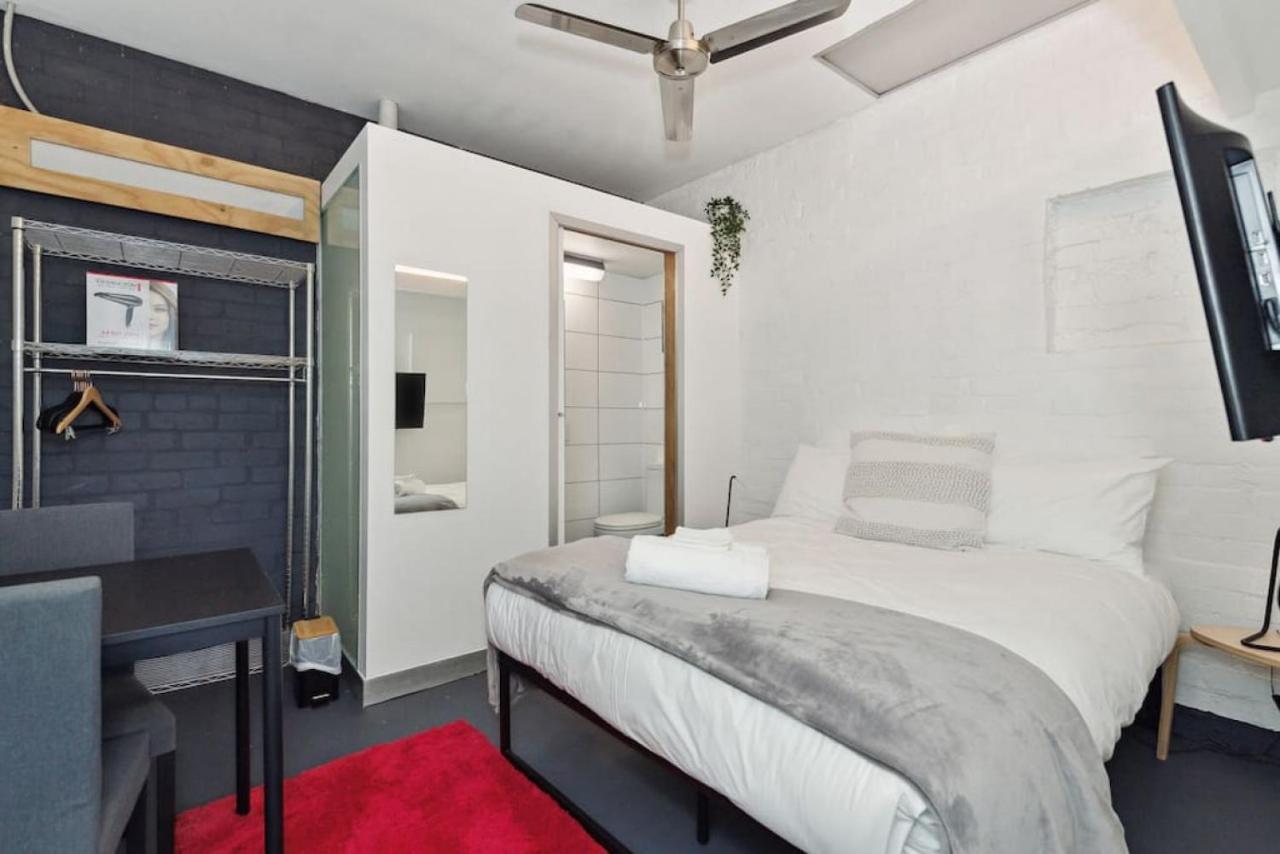 Conveniently Located 6 Bedroom Unit Apartment Melbourne