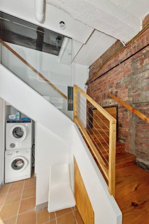 Conveniently Located 6 Bedroom Unit Apartment *
